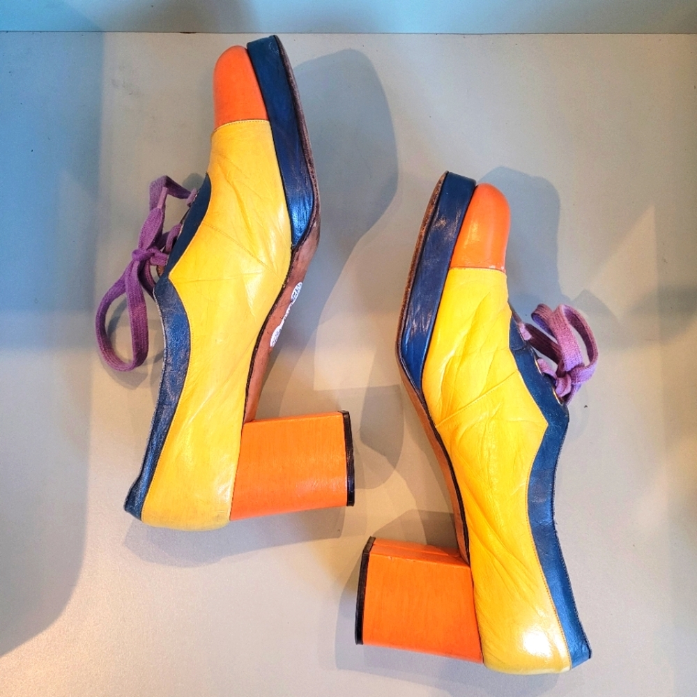 Vintage 70s Florsheim color blocked, platform shoes. Size: 10B Narrow